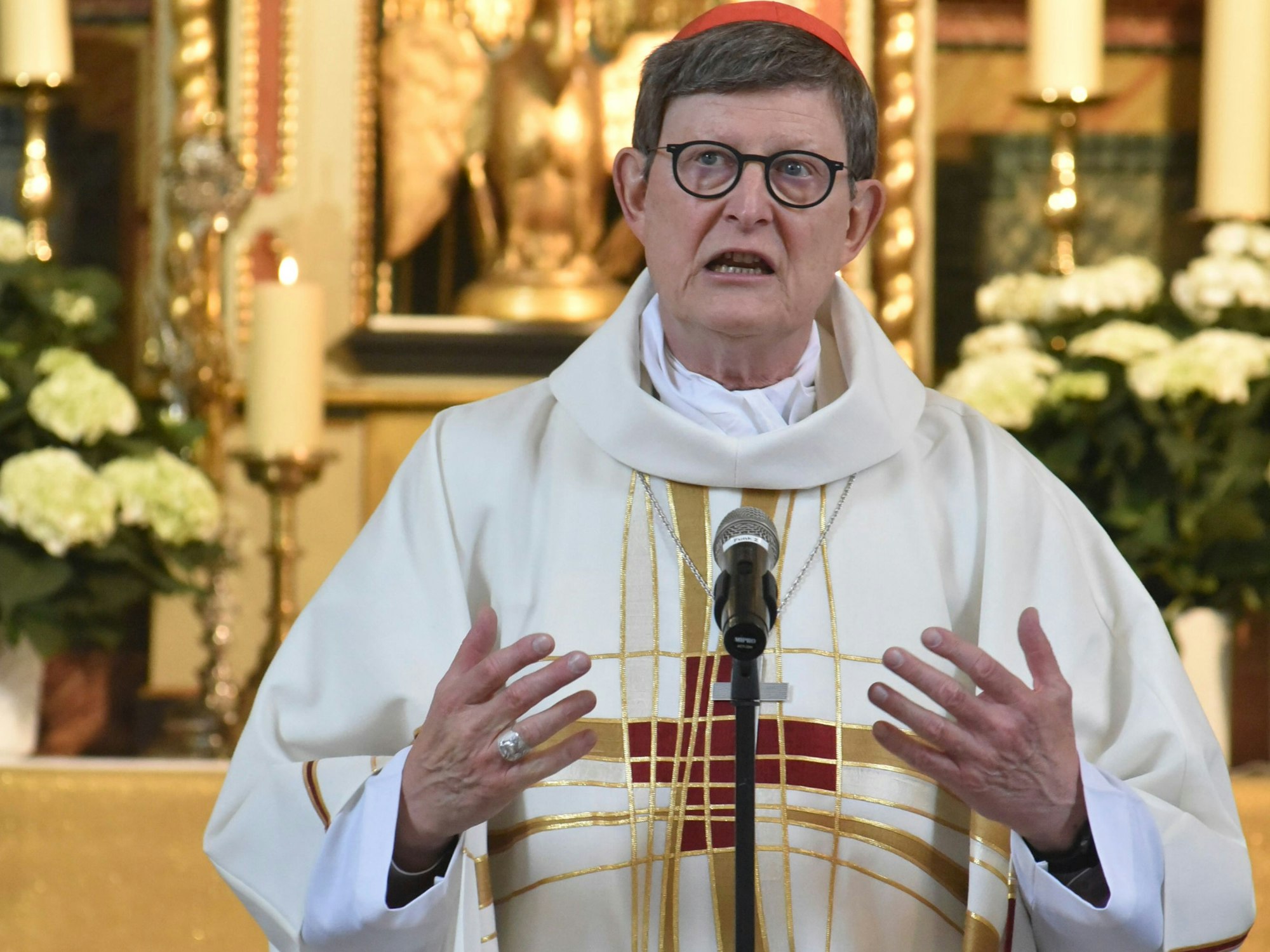 Der Kölner Erzbischof Kardinal Woelki hält eine Messe.