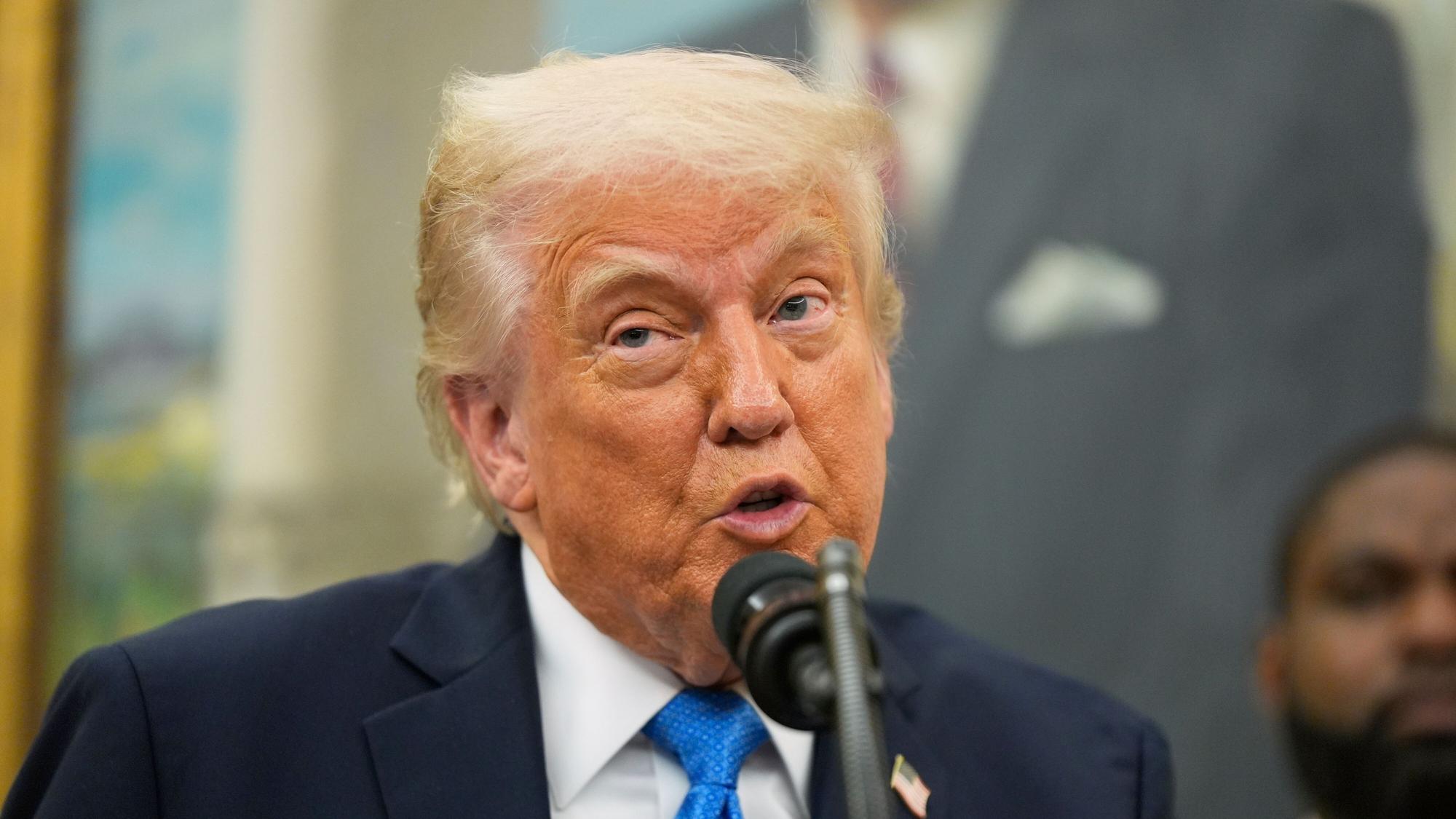 US-Präsident Donald Trump spricht vor der Verleihung einer Auszeichnung an Polizeibeamte im Oval Office des Weißen Hauses.