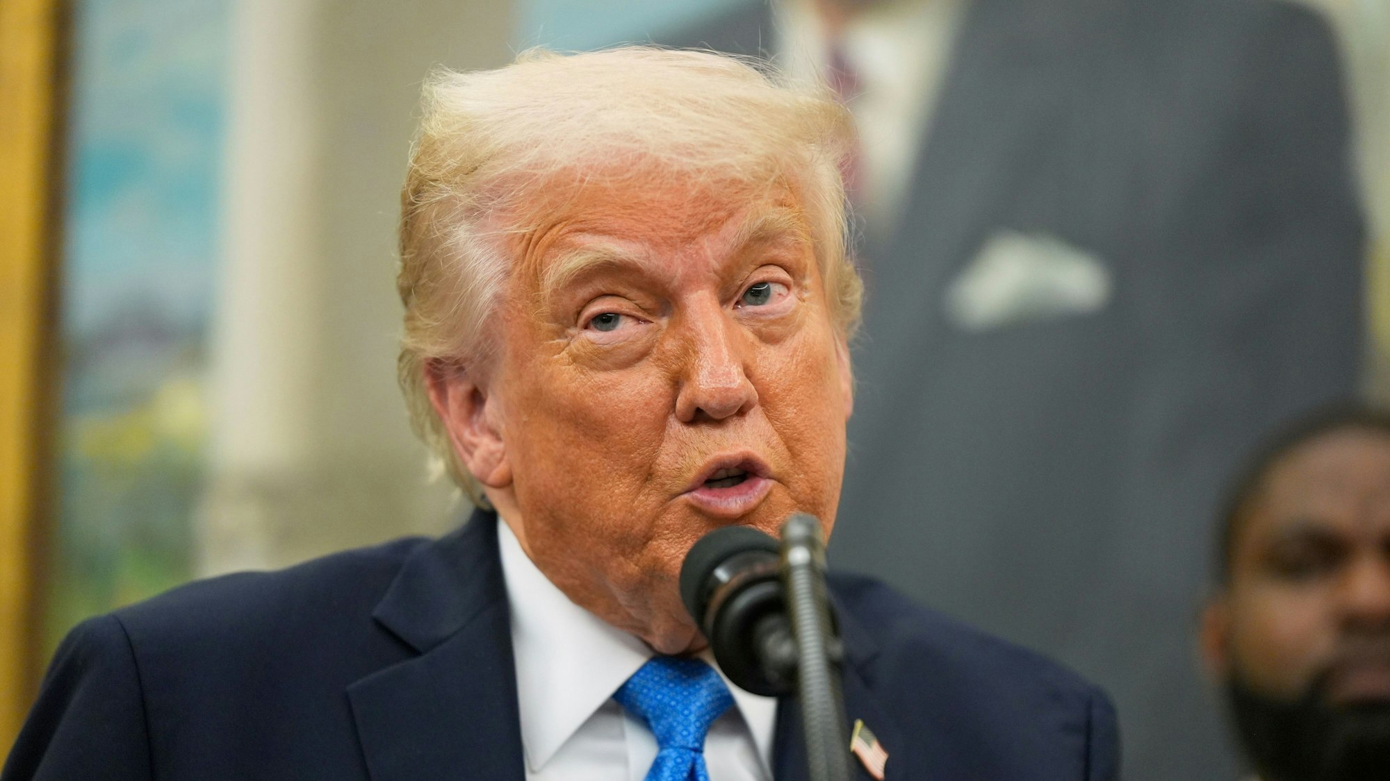 US-Präsident Donald Trump spricht vor der Verleihung einer Auszeichnung an Polizeibeamte im Oval Office des Weißen Hauses.