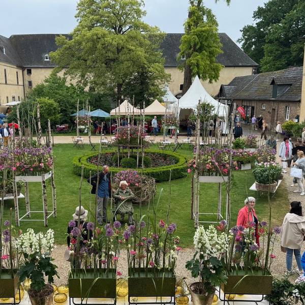 Blick in den mit Blumen geschmückten Innenhof der Wasserburg Adendorf.