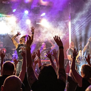 Bounce,  die Bon Jovi Tributeband spielt ein Konzert auf einer Bühne.