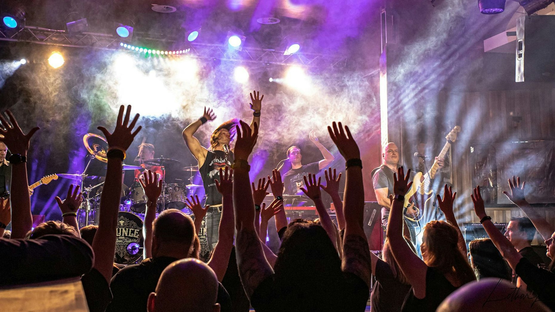 Bounce,  die Bon Jovi Tributeband spielt ein Konzert auf einer Bühne.