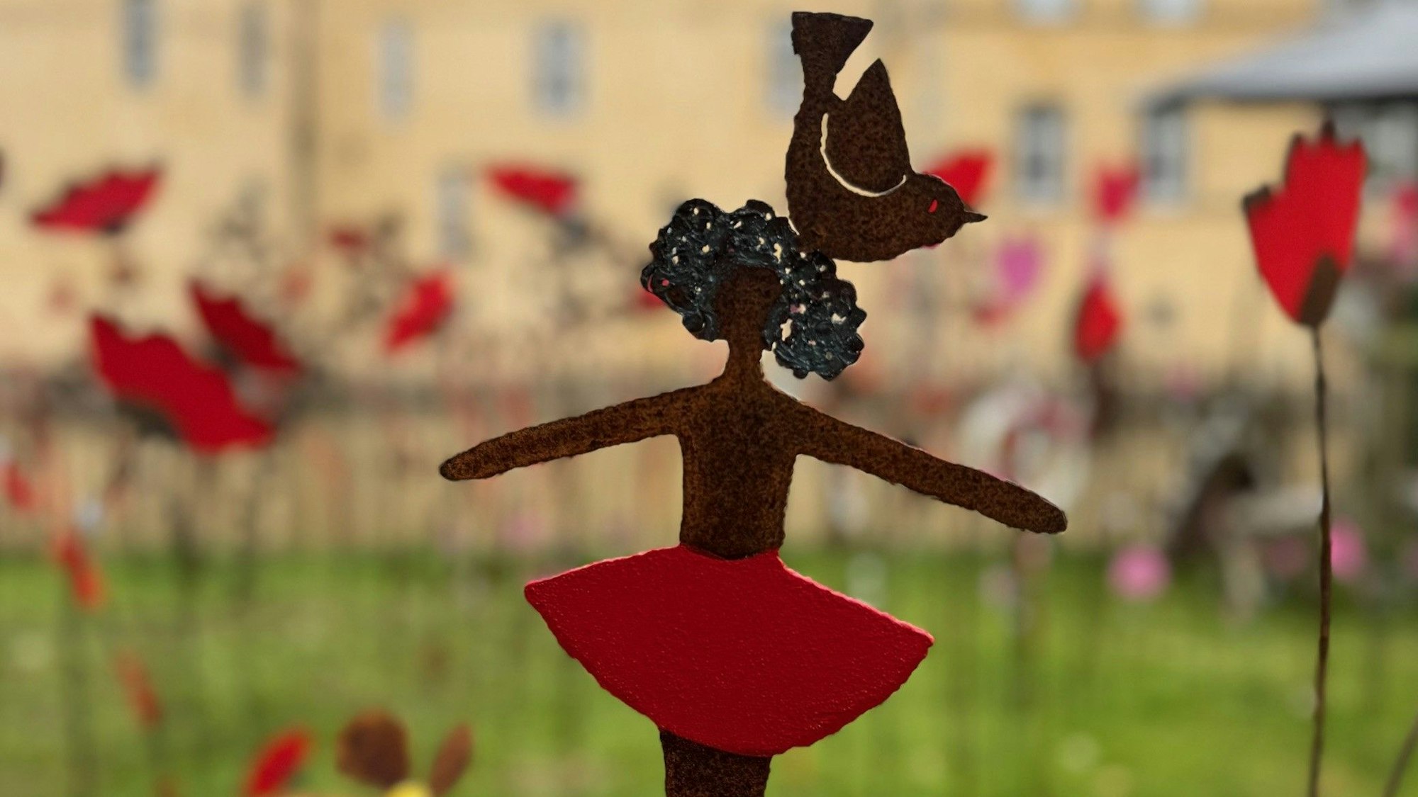 Eine handgefertigte Tänzerin auf einem Eisenstab.