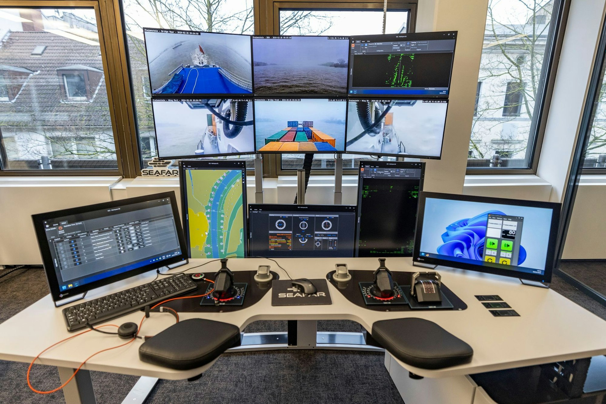 Radar, Funk, Steuerknüppel - aber alles in einem Büro mitten in Duisburg. Von hier aus werden Schiffe ferngesteuert.