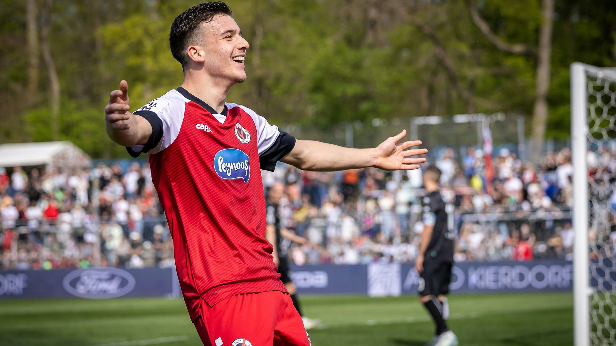 3. Liga: FC Viktoria Köln - SpVgg Unterhaching, 05.04.2025 Jubel zum 3:1 durch Said El Mala FC Viktoria Köln, 22 Köln, 5.04.2025, 31. Spieltag der 3. Fußball-Liga, FC Viktoria Köln - SpVgg Unterhaching im Sportpark Hoehenberg in Köln. Die DFL-Bestimmungen verbieten die Verwendung von Fotografien als Bildsequenzen und / oder Quasi-Videos. *** 3 Liga FC Viktoria Köln SpVgg Unterhaching, 05 04 2025 Cheering for 3 1 by Said El Mala FC Viktoria Köln, 22 Köln, 5 04 2025, 31 Matchday of the 3 Football League, FC Viktoria Köln SpVgg Unterhaching at Sportpark Hoehenberg in Cologne The DFL regulations prohibit the use of photographs as image sequences and or quasi videos Copyright: xBEAUTIFULxSPORTS/LeahxKohringx