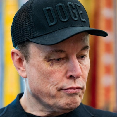 Elon Musk nimmt an einer Pressekonferenz mit Donald Trump im Weißen Haus teil.