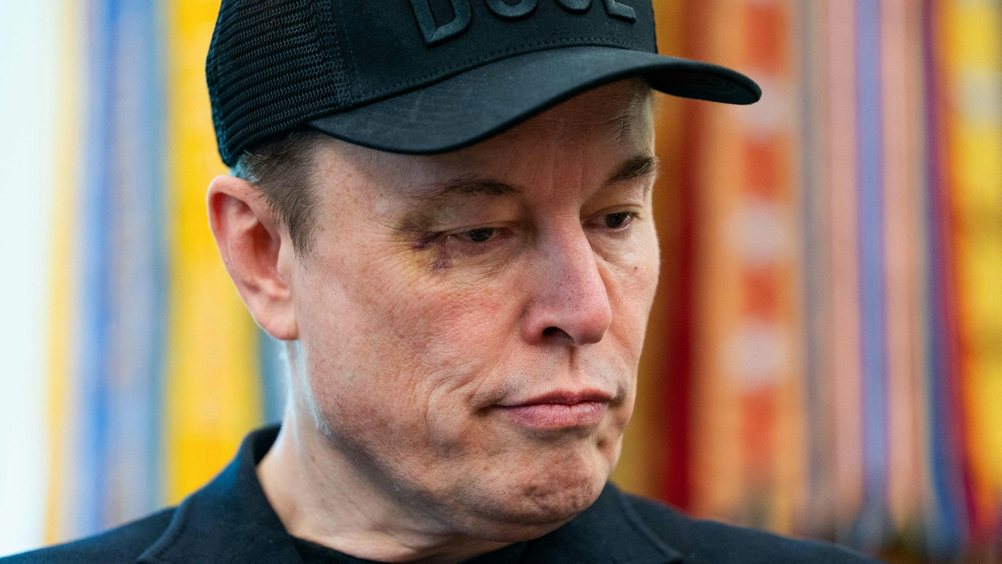 Elon Musk nimmt an einer Pressekonferenz mit Donald Trump im Weißen Haus teil.