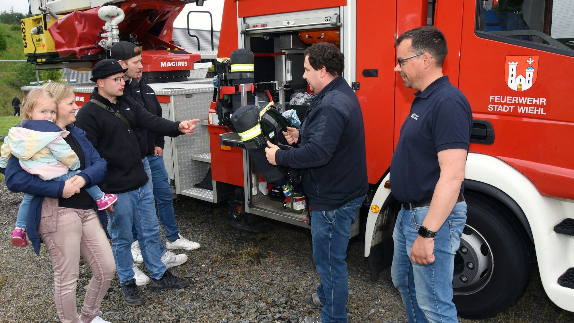 Eine Gruppe vor einem Feuerwehrauto.