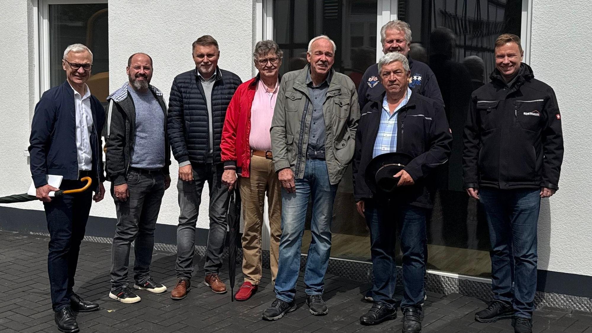 Zur Eröffnung der neuen Flüchtlingsunterkunft in Lindlar kamen (von links): Georg Ludwig (Bürgermeister), Patrick Heuwes (Ratsherr Bündnis 90/Die Grünen), Harald Friese (Ratsherr FDP), Lutz Freiberg (Ratsherr SPD; stellvertretender Bürgermeister), Hans Schmitz (Ratsherr CDU), Wolfgang Bürger (Geschäftsführer BGW) und Michael Korthaus (Generalunternehmer).