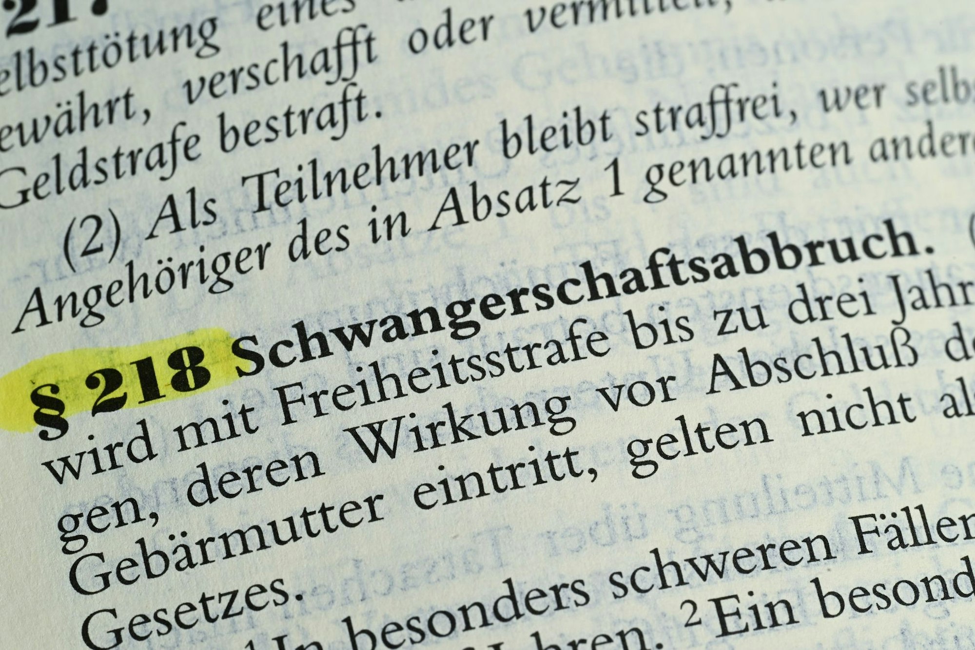 Schwangerschaftsabbrüche in den ersten zwölf Wochen sollten nach dem Willen der Ärzte außerhalb des Strafgesetzbuchs geregelt werden, die Beratungspflicht für ungewollt Schwangere soll aber bleiben.