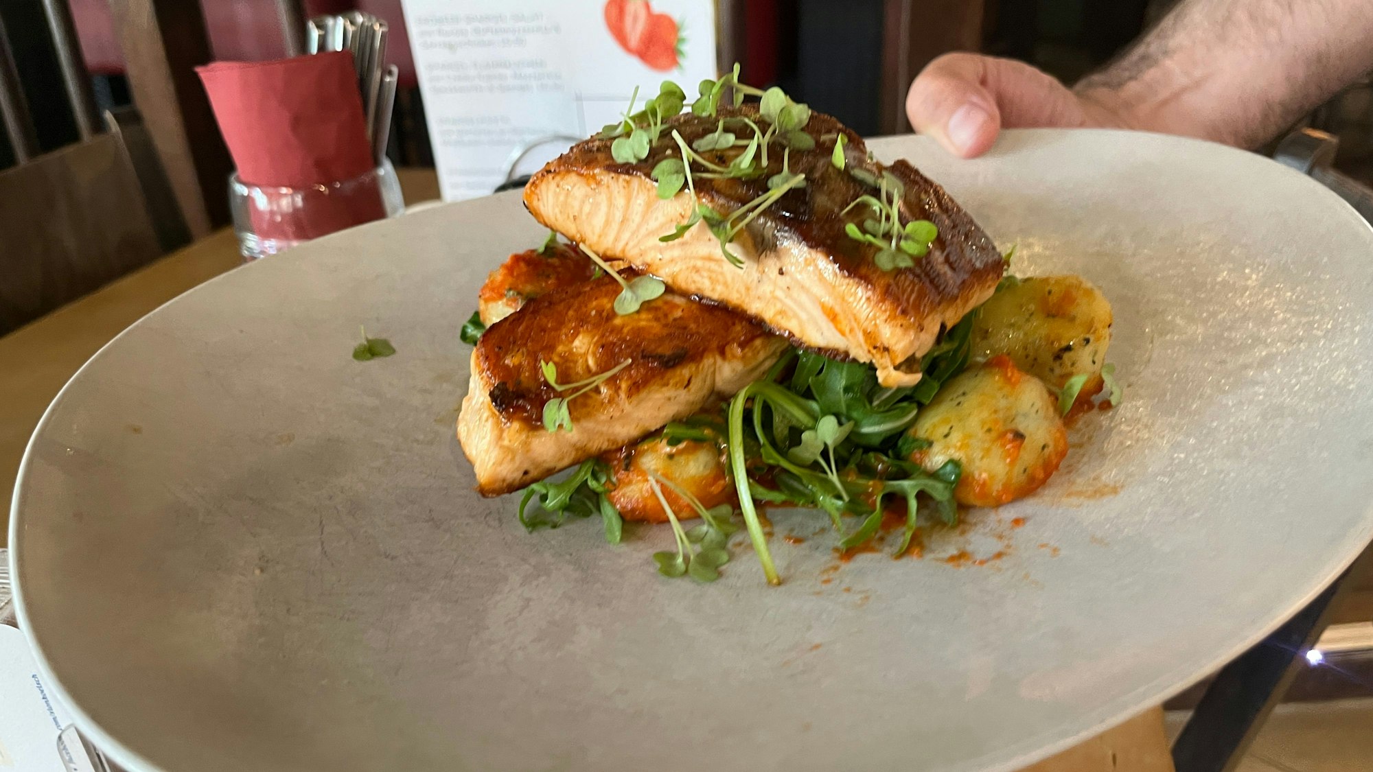 Zu den Spezialitäten gehört der frische Lachs vom Grill mit hausgemachten Gnocchis.