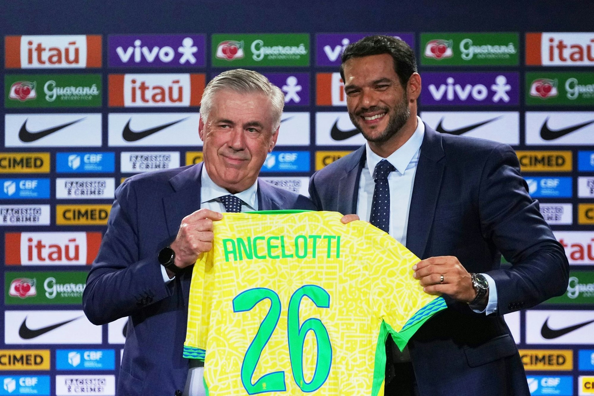 Der brasilianische Fußballverband muss den Einsatz eines nicht lizenzierten Beraters bei der Verpflichtung von Nationaltrainer Carlo Ancelotti (l) erklären. (Archivbild)