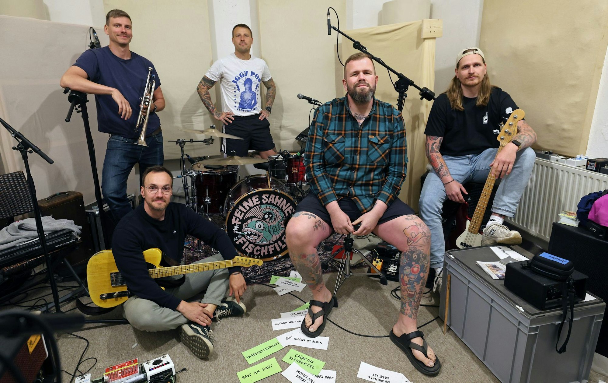Max Bobzin, Hauke Segert, Olaf Ney, Jan «Monchi» Gorkow und Kai Irrgang (l-r) von der Band Feine Sahne Fischfilet in ihrem Proberaum.