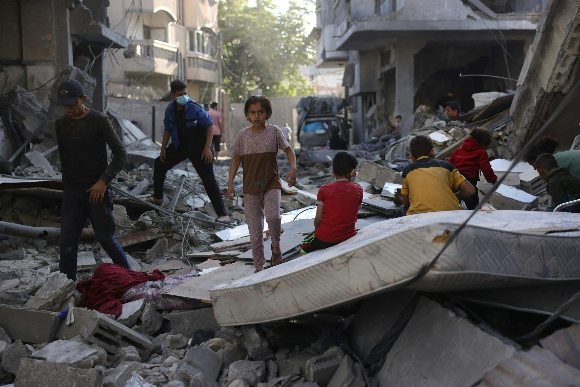 Palästinenser begutachten am 30. Mai 2025 die Stelle eines nächtlichen israelischen Luftangriffs in Dschabalia im zentralen Gazastreifen.