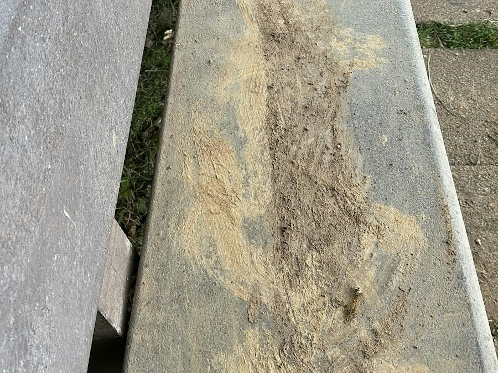 Das Bild zeigt eine verdreckte Bank.