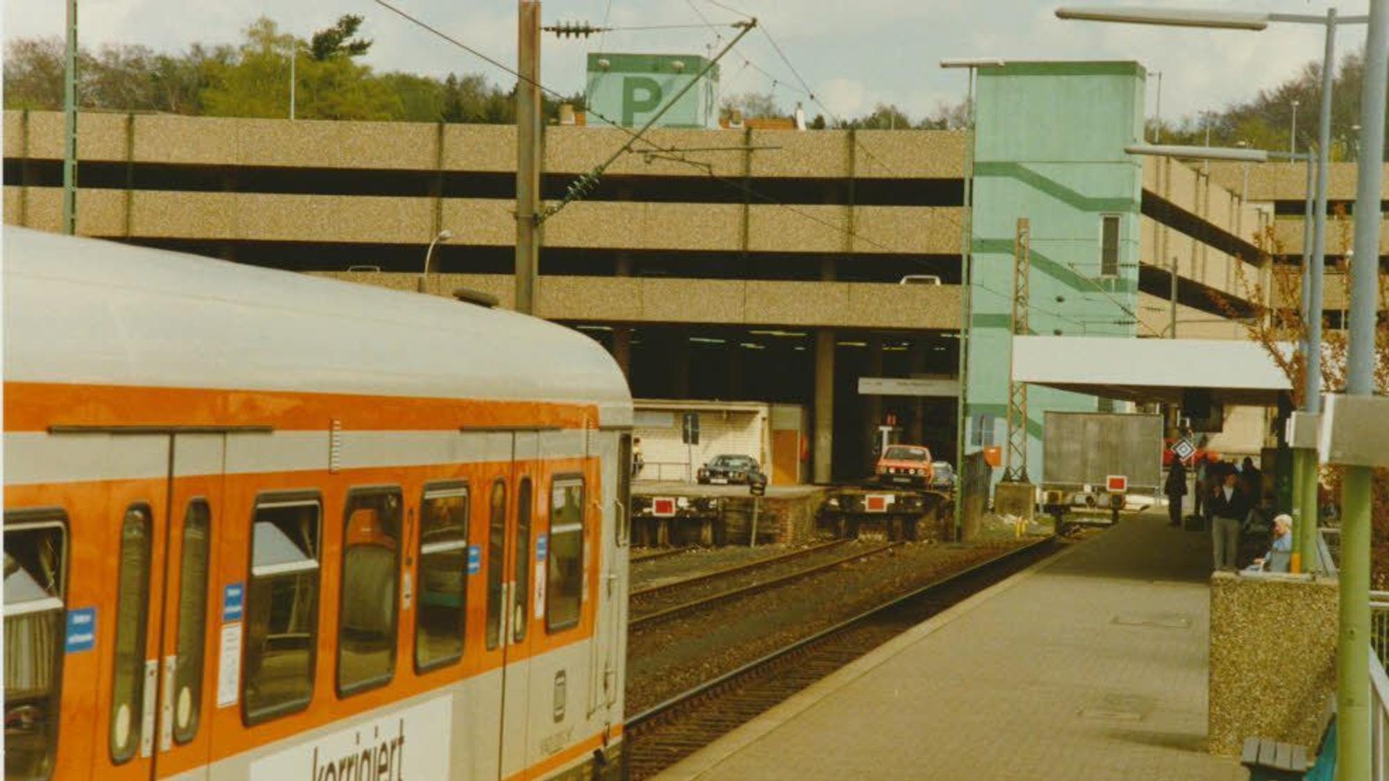 Das Foto zeigt eine S-Bahn im Gladbacher Bahnhof