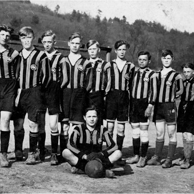 Historisches Bild einer Jugend-Fußballmannschaft