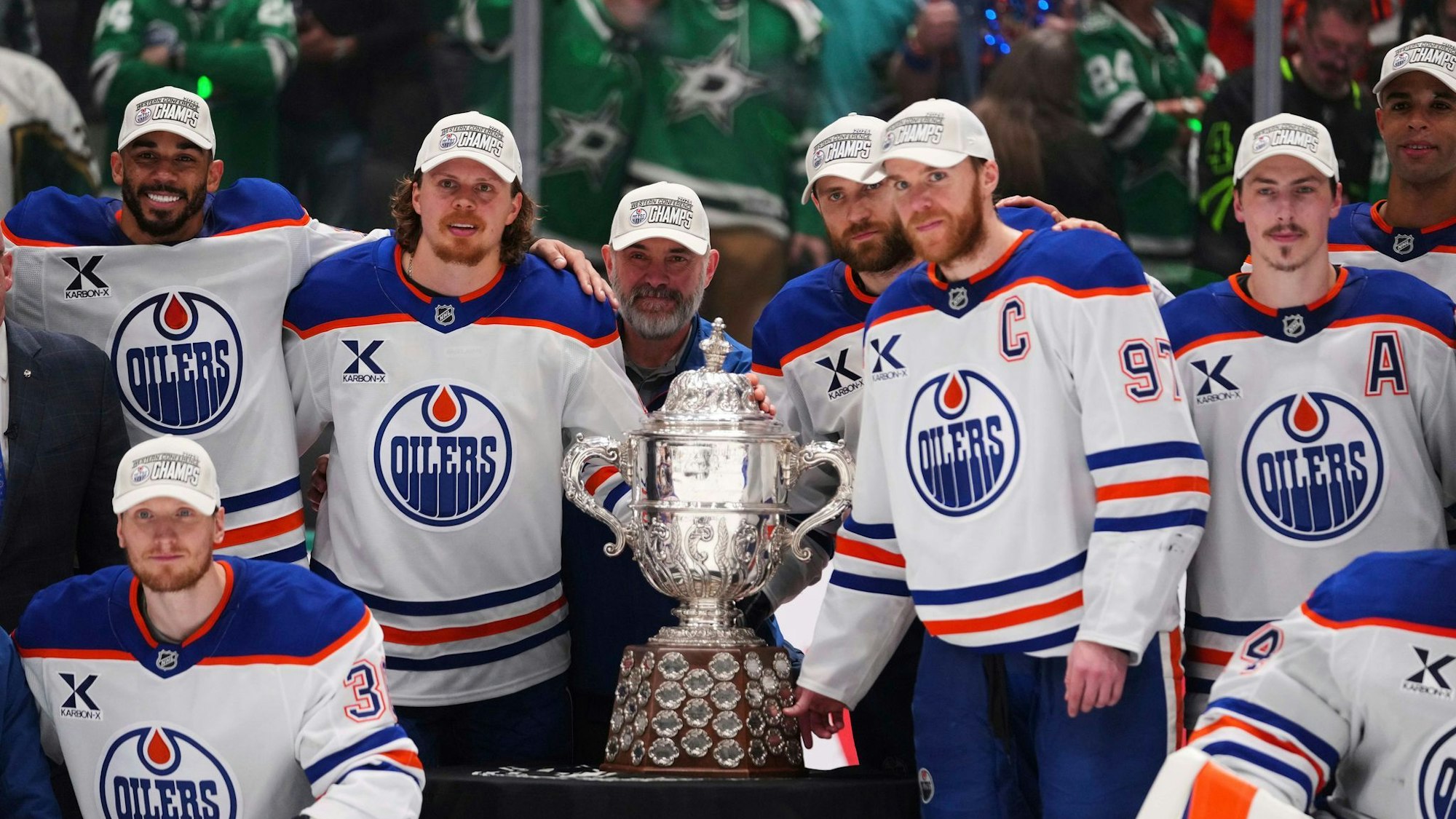 Leon Draisaitl posiert hinter Kapitän Connor McDavid mit dem Pokal für den Sieger der Western Conference.