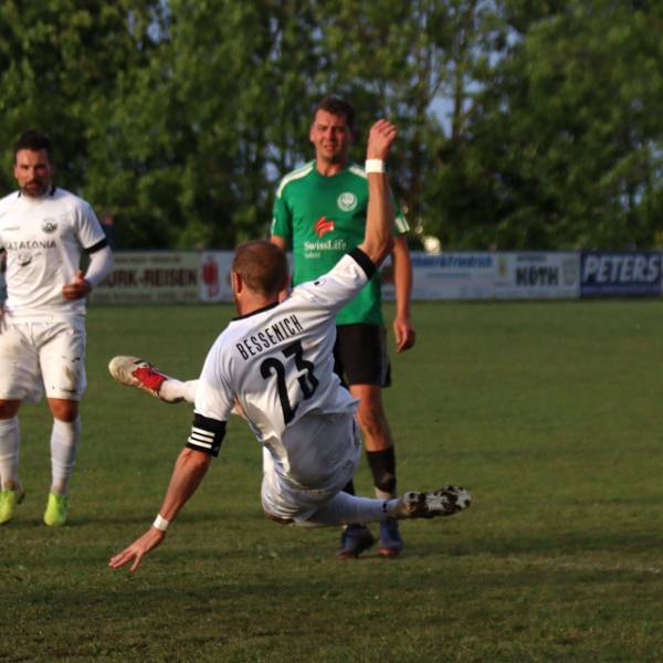 Ein Fußballer macht einen Seitfallzieher.