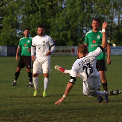 Ein Fußballer macht einen Seitfallzieher.