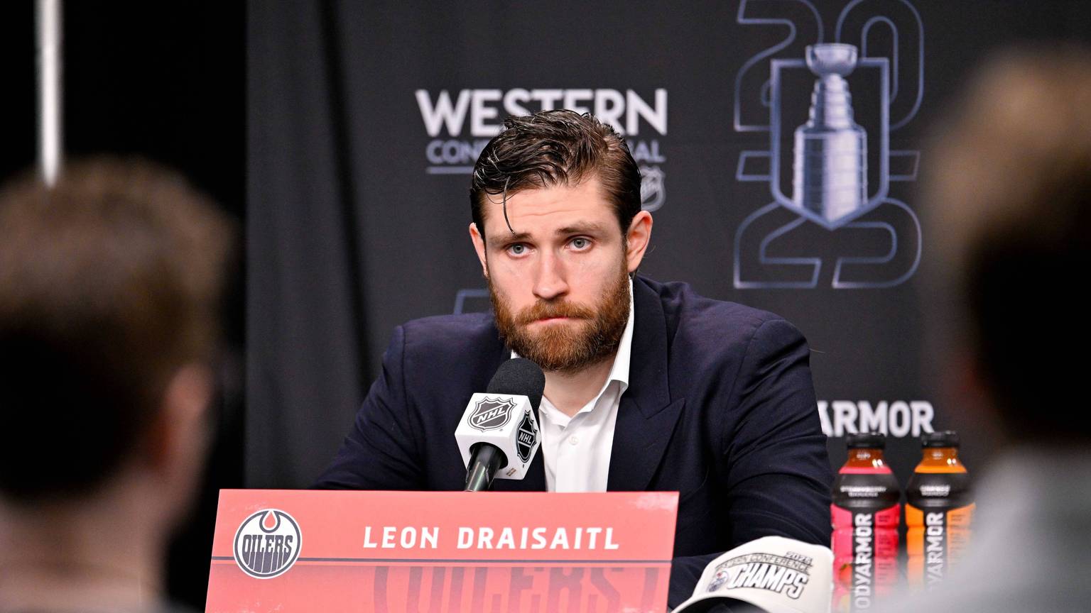 Leon Draisaitl spricht bei einer Pressekonferenz der Western Conference Final in Dallas, Texas.