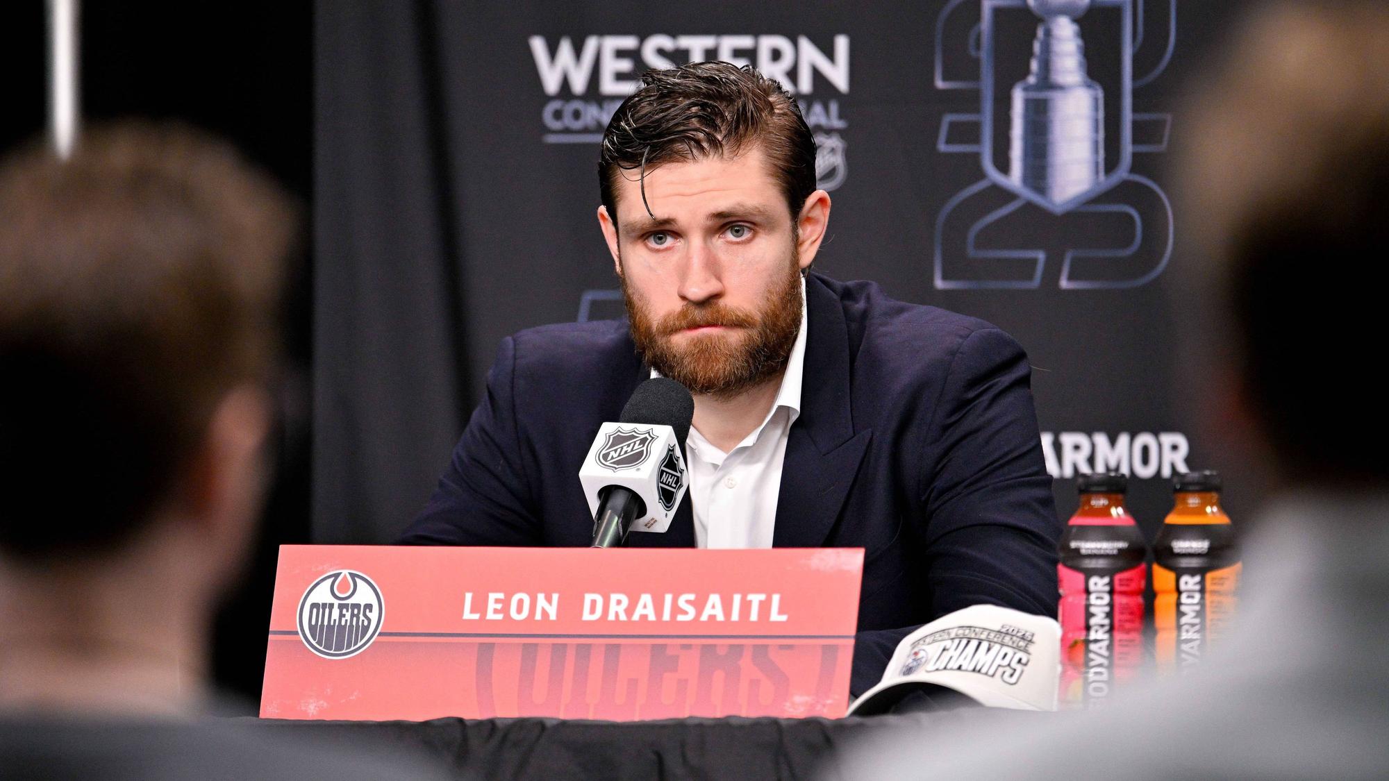 Leon Draisaitl spricht bei einer Pressekonferenz der Western Conference Final in Dallas, Texas.