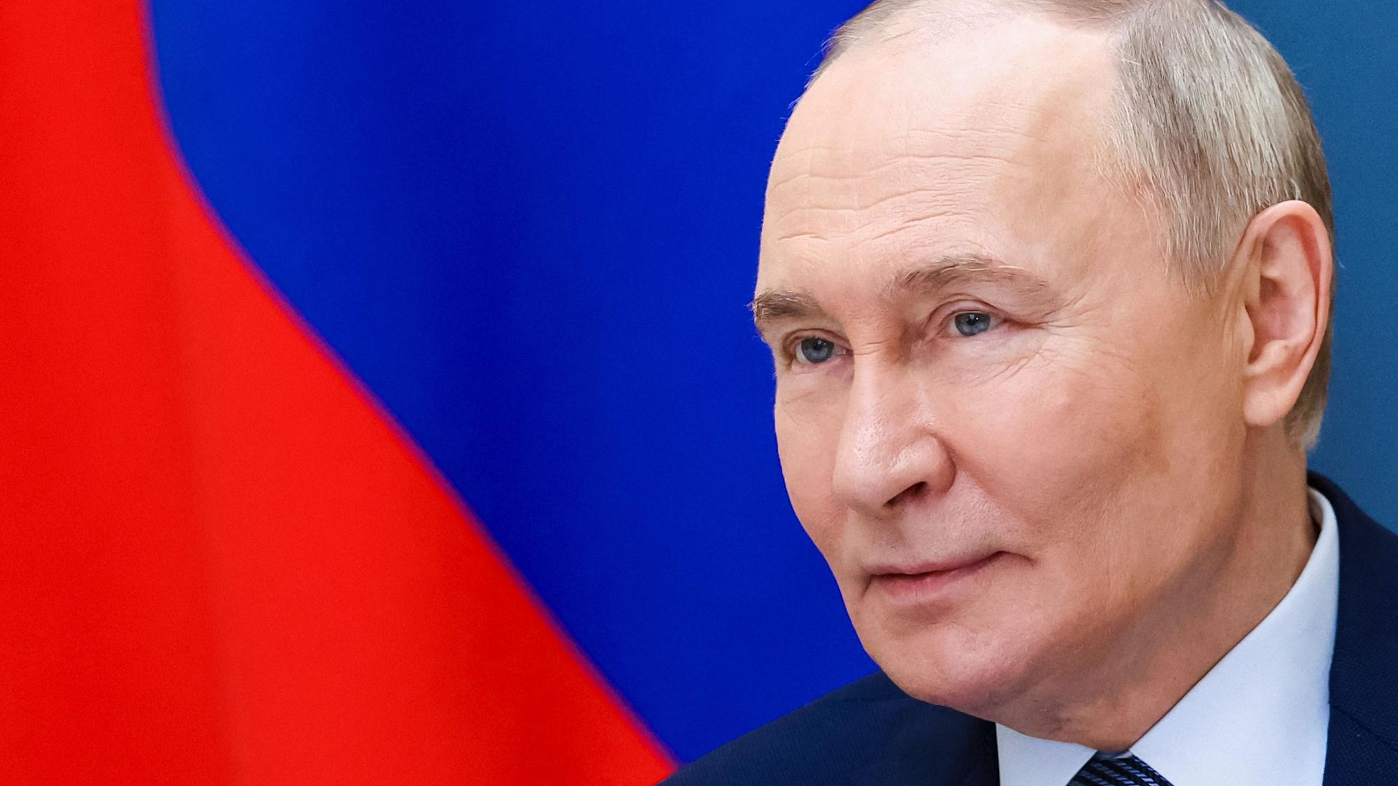 29.05.2025, Russland, Moskau: Der russische Präsident Wladimir Putin spricht im Vorfeld des Internationalen Kindertages per Videokonferenz mit prominenten Familien und Müttern, die mit dem Titel "Mutterheldin" ausgezeichnet wurden, im Kreml. Foto: Alexander Kazakov/Pool Sputnik Kremlin/AP/dpa +++ dpa-Bildfunk +++