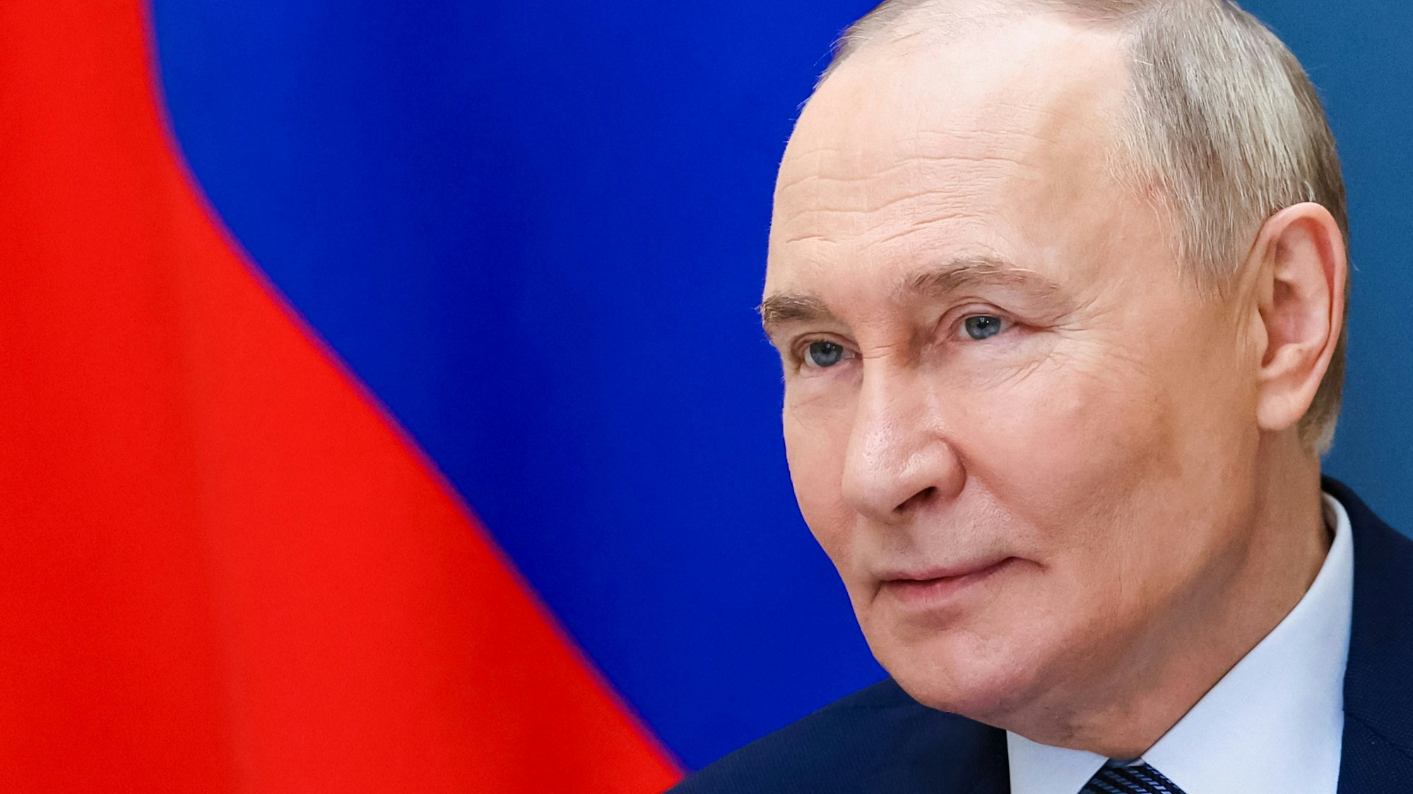 29.05.2025, Russland, Moskau: Der russische Präsident Wladimir Putin spricht im Vorfeld des Internationalen Kindertages per Videokonferenz mit prominenten Familien und Müttern, die mit dem Titel "Mutterheldin" ausgezeichnet wurden, im Kreml. Foto: Alexander Kazakov/Pool Sputnik Kremlin/AP/dpa +++ dpa-Bildfunk +++