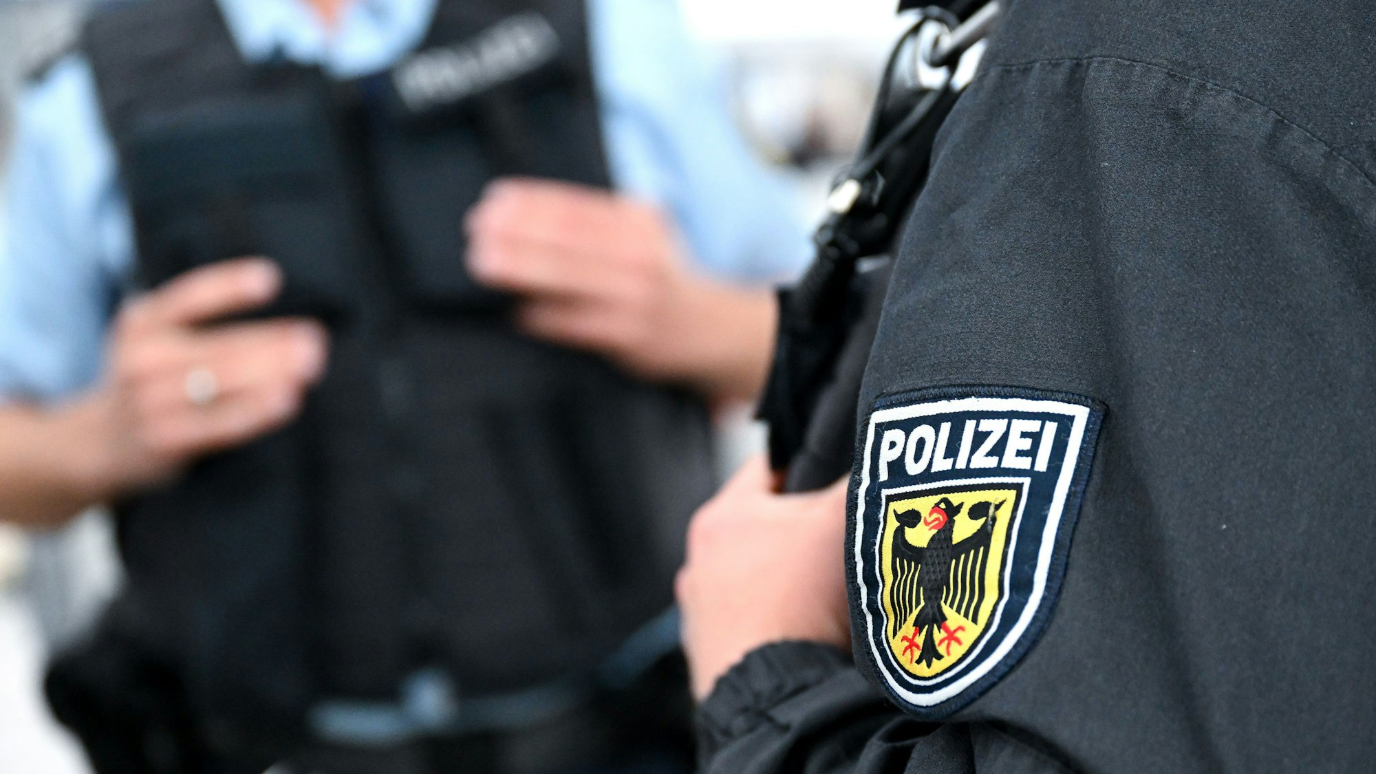 Die Polizei fahndet jetzt international gegen den Täter, der das sechsjährige Mädchen im Erlebnisbad „Rulantica“ missbraucht haben soll. (Symbolbild)
