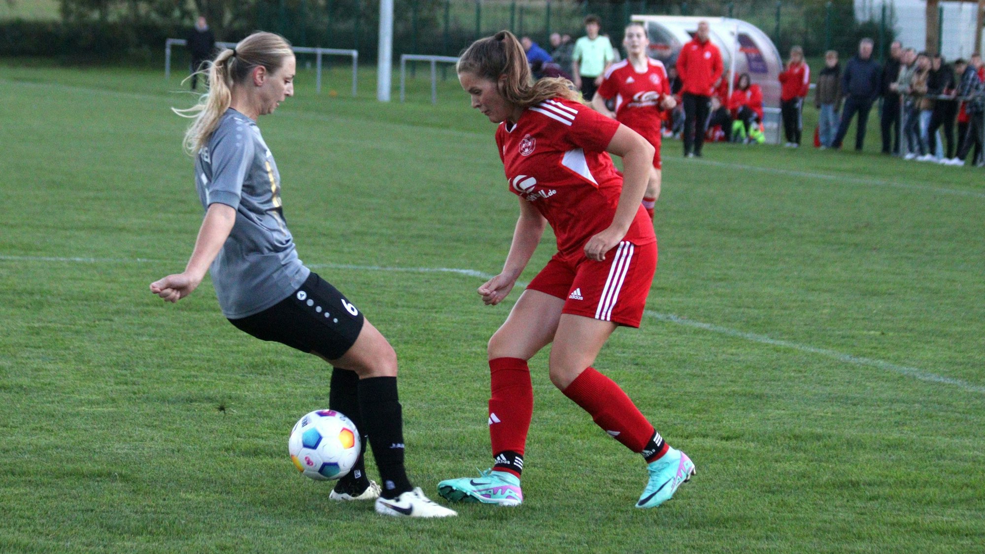 Melina Born vom TuS Zülpich verpasst Alina Illgner vom SC Wißkirchen einen Beinschuss.
