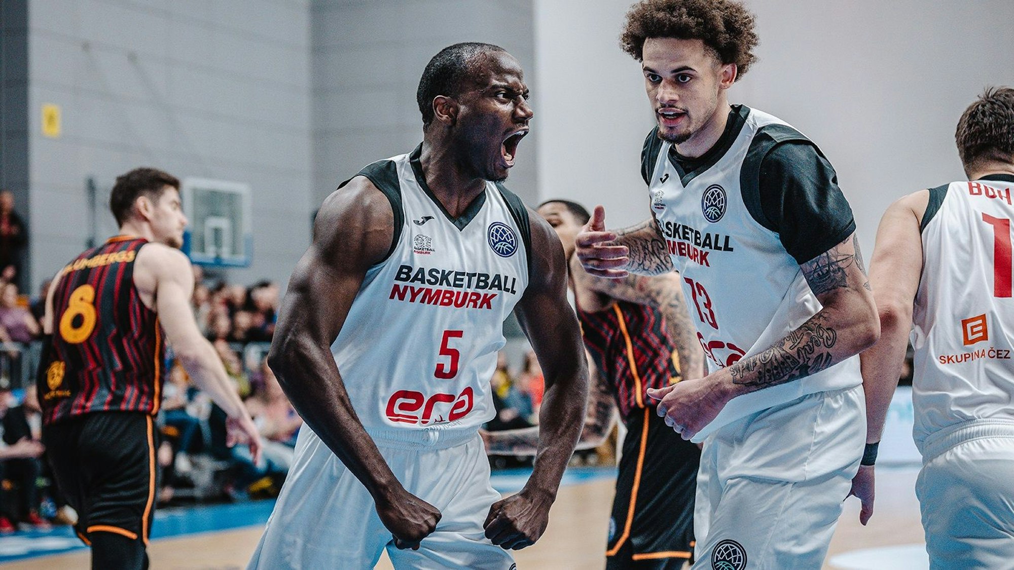 Das wieselflinke Kraftpaket Tylan Birts (links) soll die Bonner Verteidigung stärken.