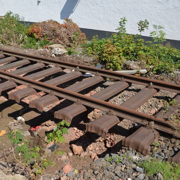 Das Foto zeigt einen Streckenabschnitt der Oleftalbahn, in dem der Gleiskörper unterspült wurde.