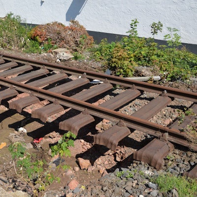 Das Foto zeigt einen Streckenabschnitt der Oleftalbahn, in dem der Gleiskörper unterspült wurde.