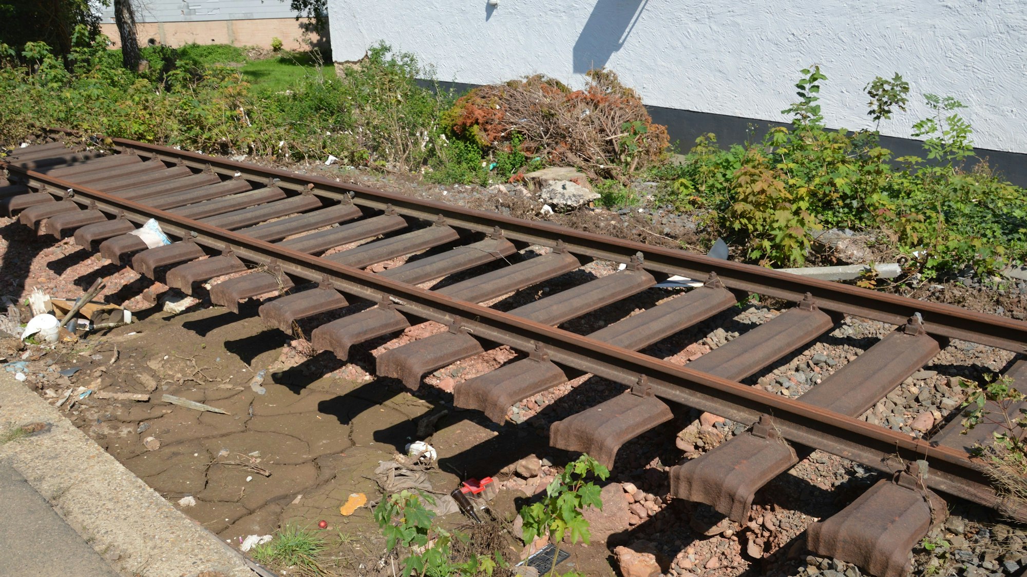 Das Foto zeigt einen Streckenabschnitt der Oleftalbahn, in dem der Gleiskörper unterspült wurde.