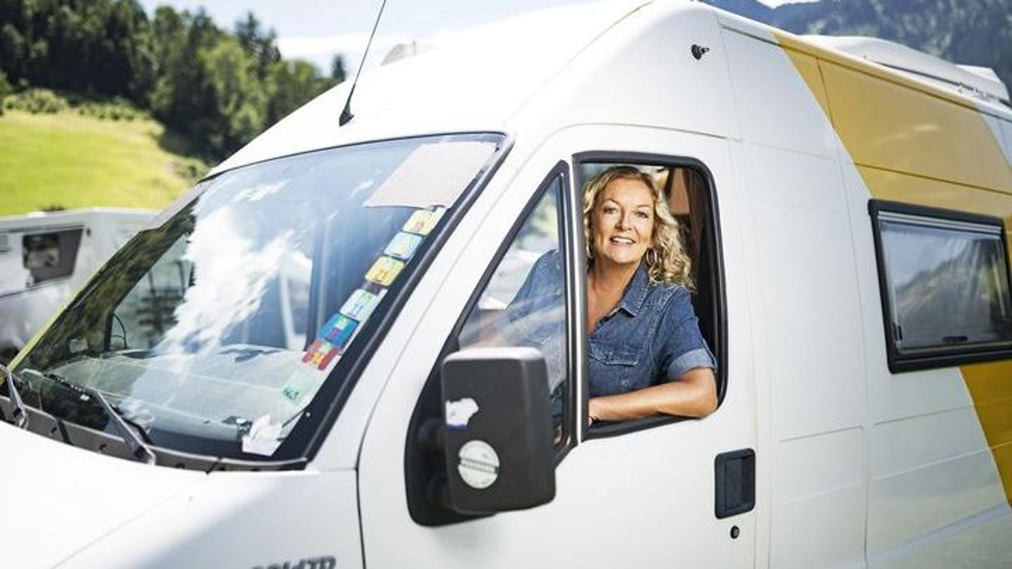 Moderatorin Bettina Tietjen in einem Campingwagen
