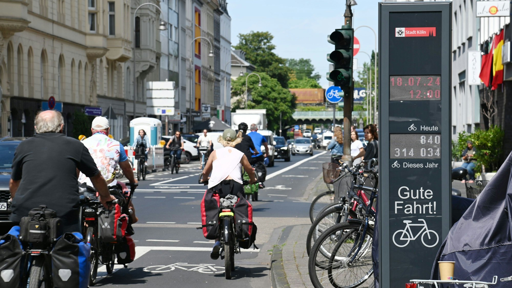 An mehreren Fahrrad-Zählstationen in Köln werden die vorbeifahrenden Fahrradfahrer automatisch gezählt. (Archivbild)