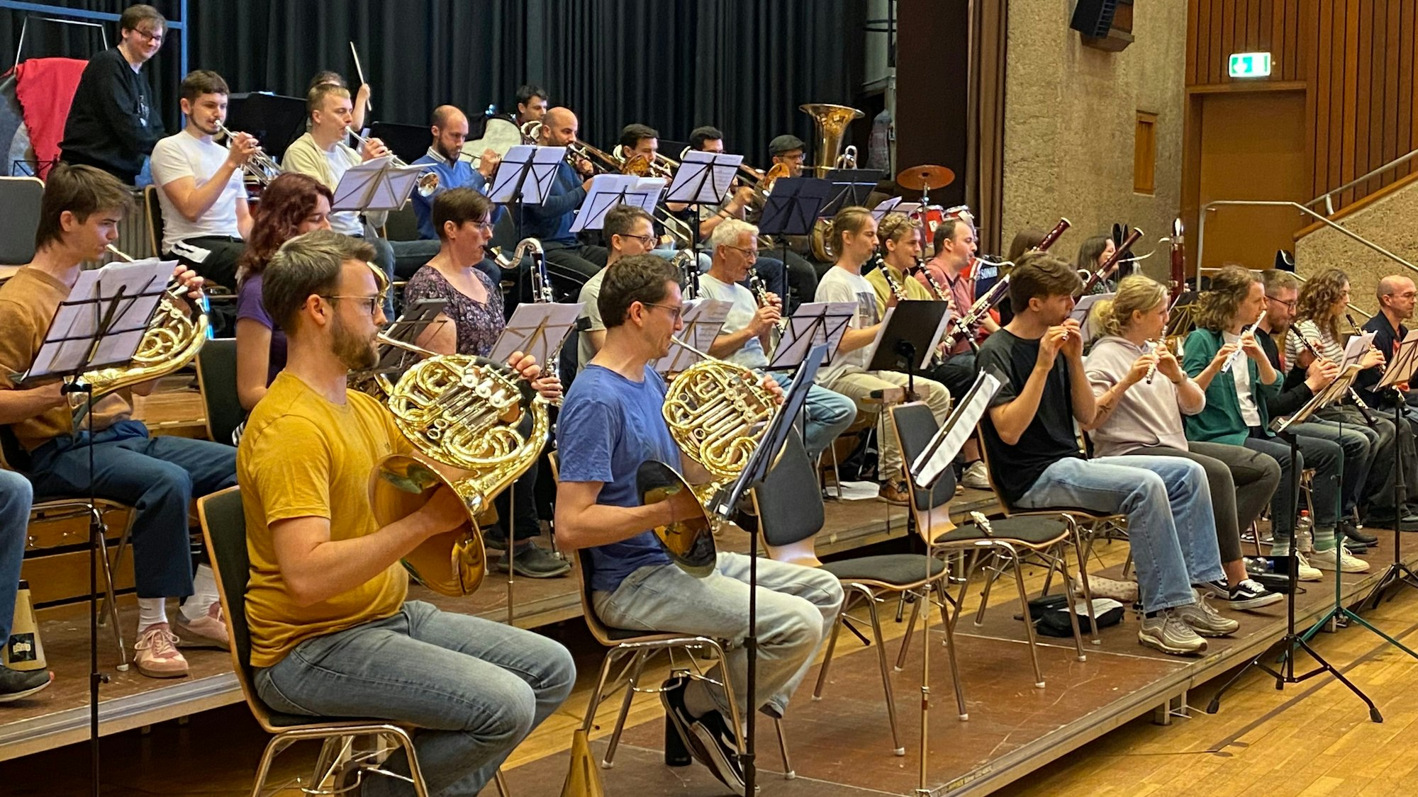 Ein Blasorchester, vor die Hornisten.