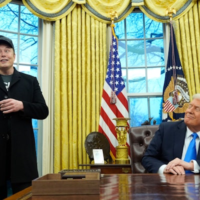 US-Präsident Donald Trump (r) hört zu, als Elon Musk im Oval Office im Weißen Haus spricht. (Archivbild)