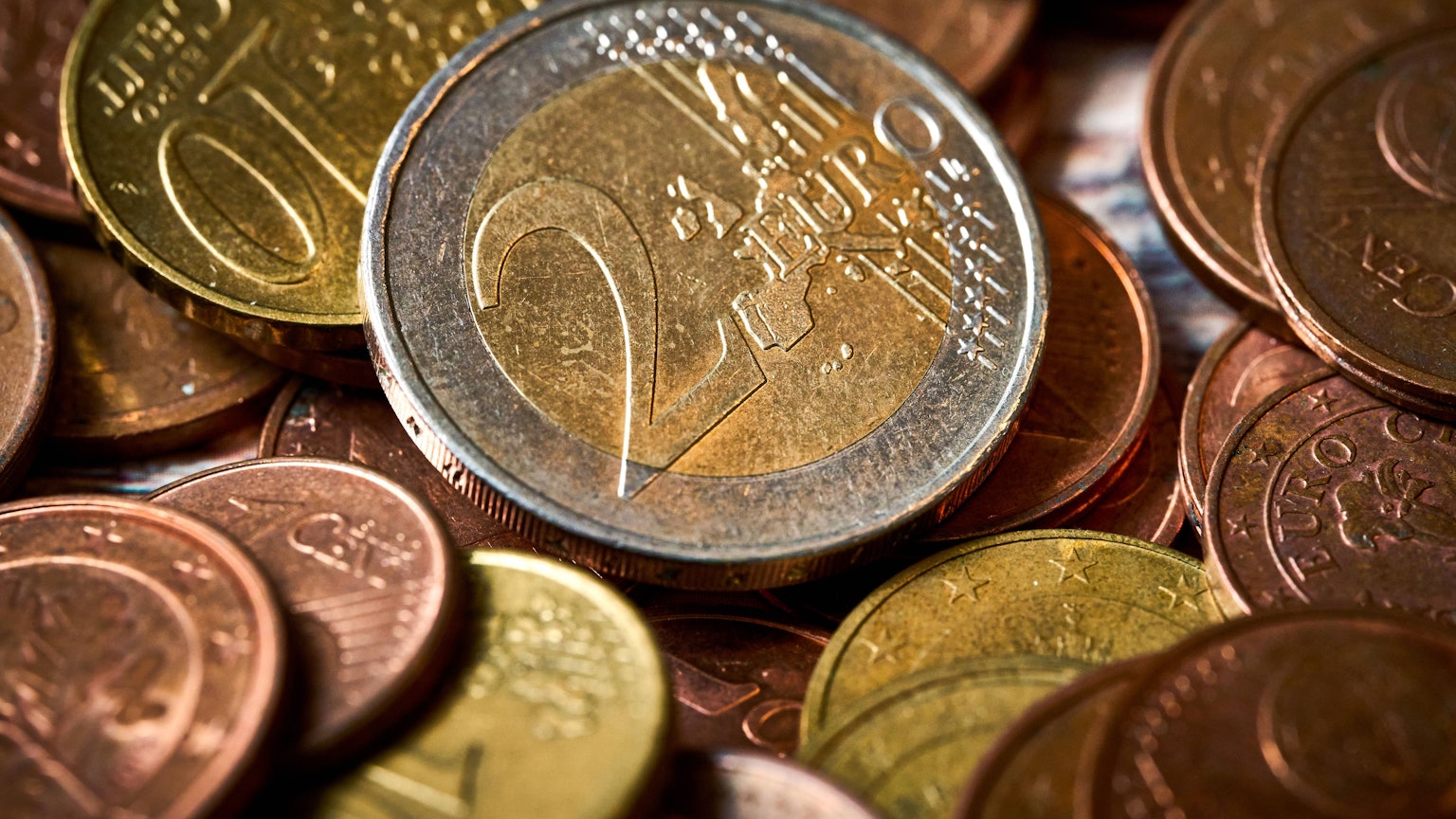 Kleingeld auf einem Tisch.