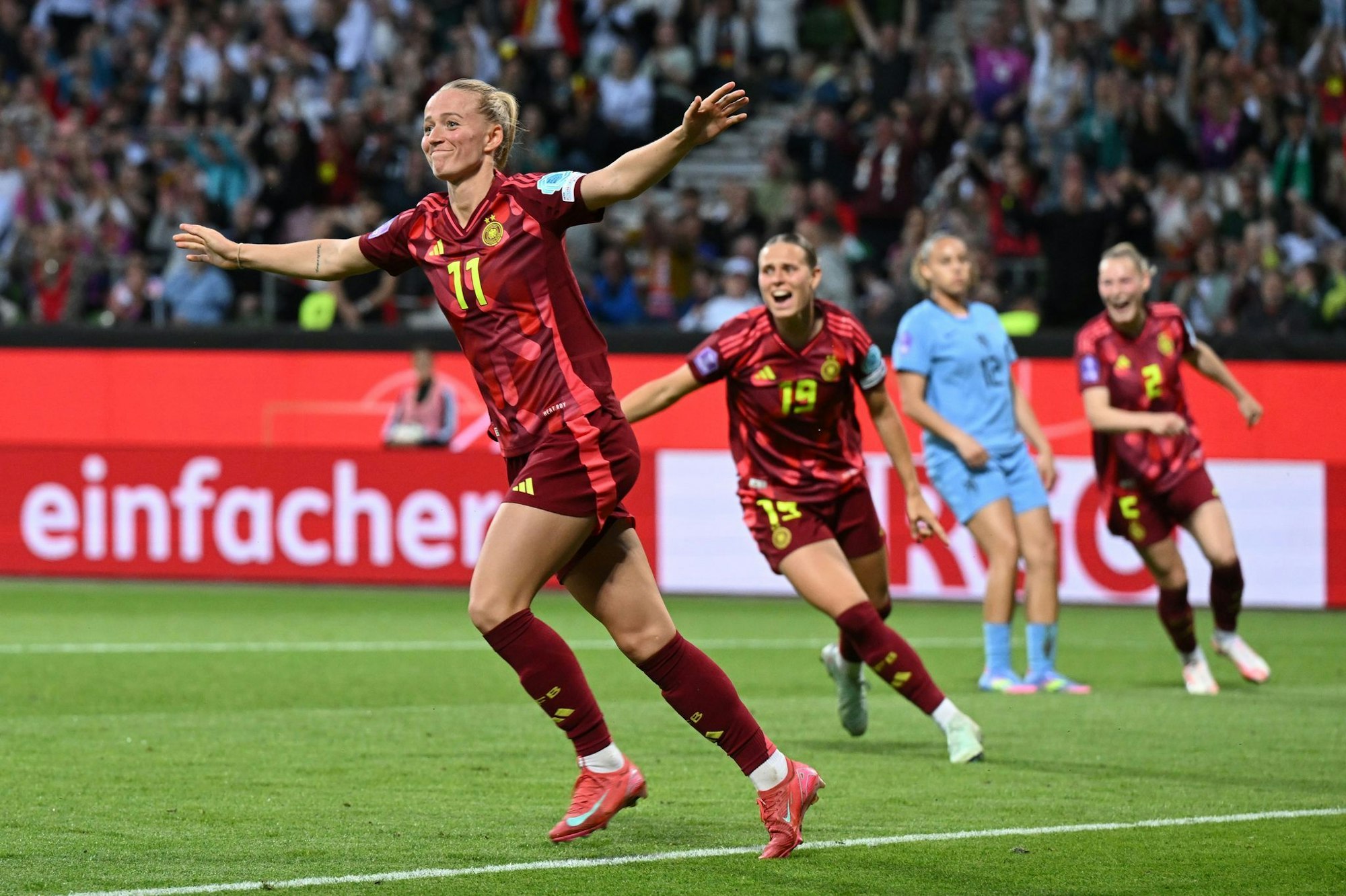 DFB-Torjägerin Lea Schüller lässt sich feiern