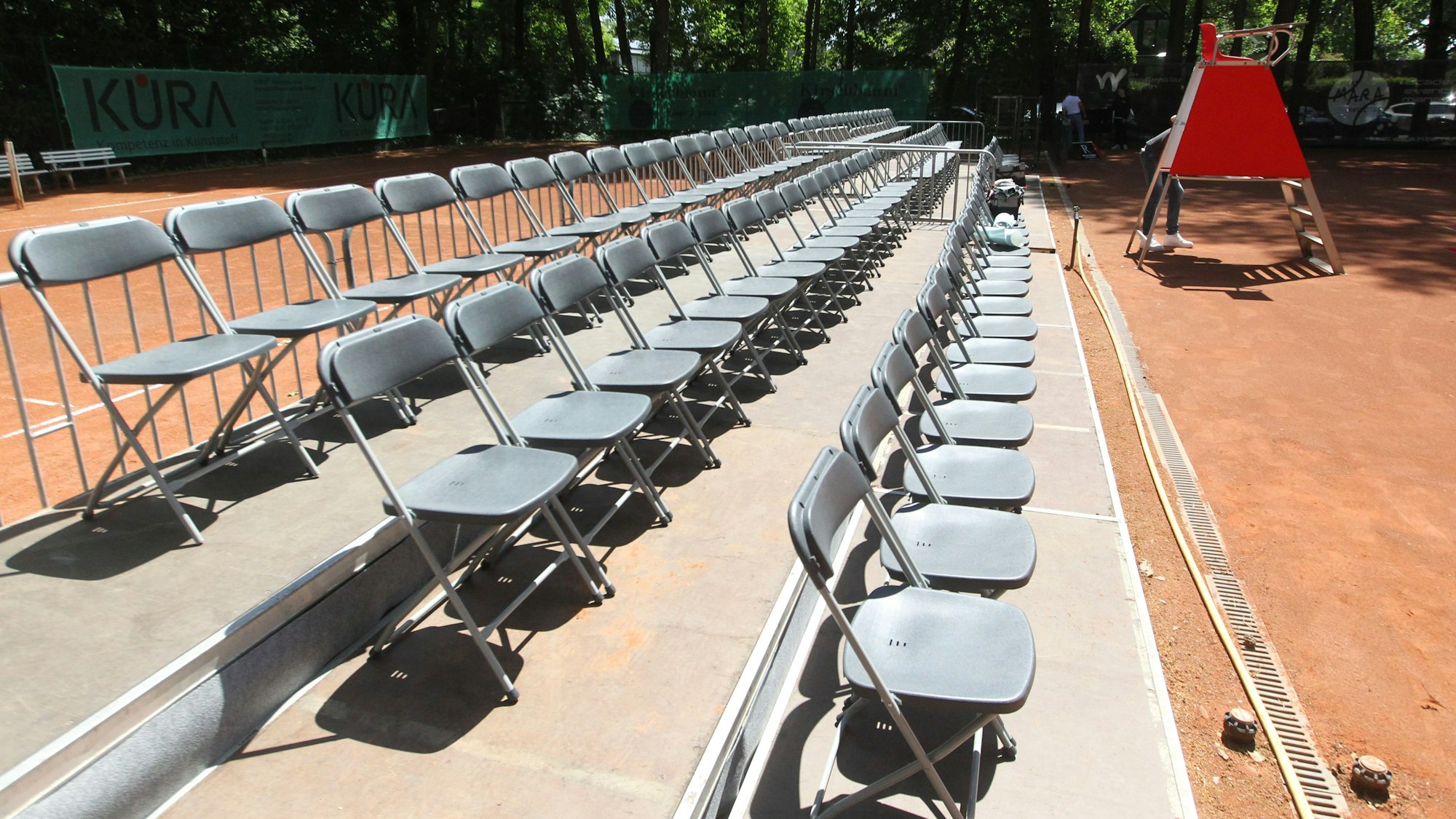 Gut 200 Stühle stehen um den Centercourt herum.