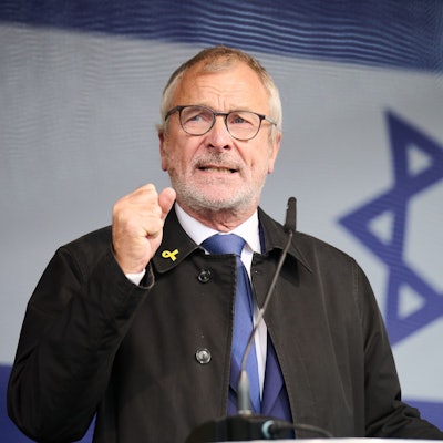 Volker Beck, Präsident der Deutsch-Israelischen Gesellschaft (DIG), spricht auf der Kundgebung „Deutschland an der Seite Israels – Am Israel chai!“ am Brandenburger Tor. (Archivbild)