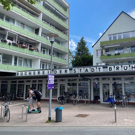 Zu sehen ist ein Gebäude mit einem Schriftzug „Bücherei der Stadt Brühl“.