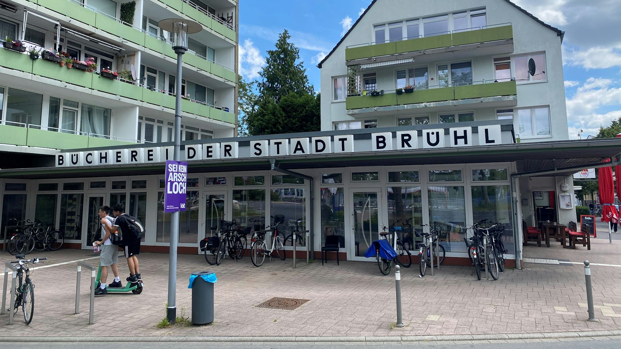 Zu sehen ist ein Gebäude mit einem Schriftzug „Bücherei der Stadt Brühl“.