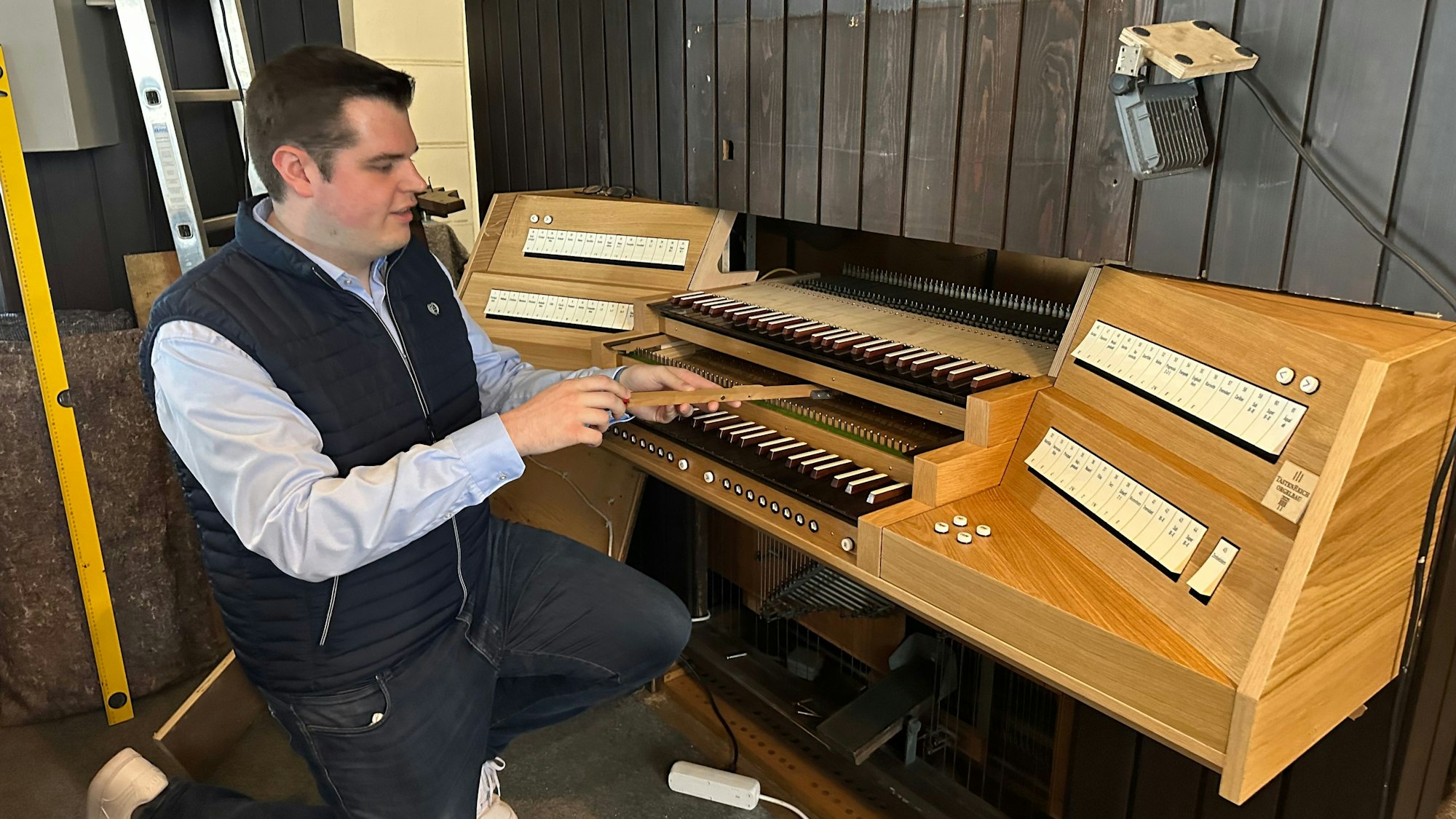 Noch fehlen die Tasten für die dritte Reihe. Organist Benedikt Bungarten zeigt, wo sie ihren Platz haben werden.