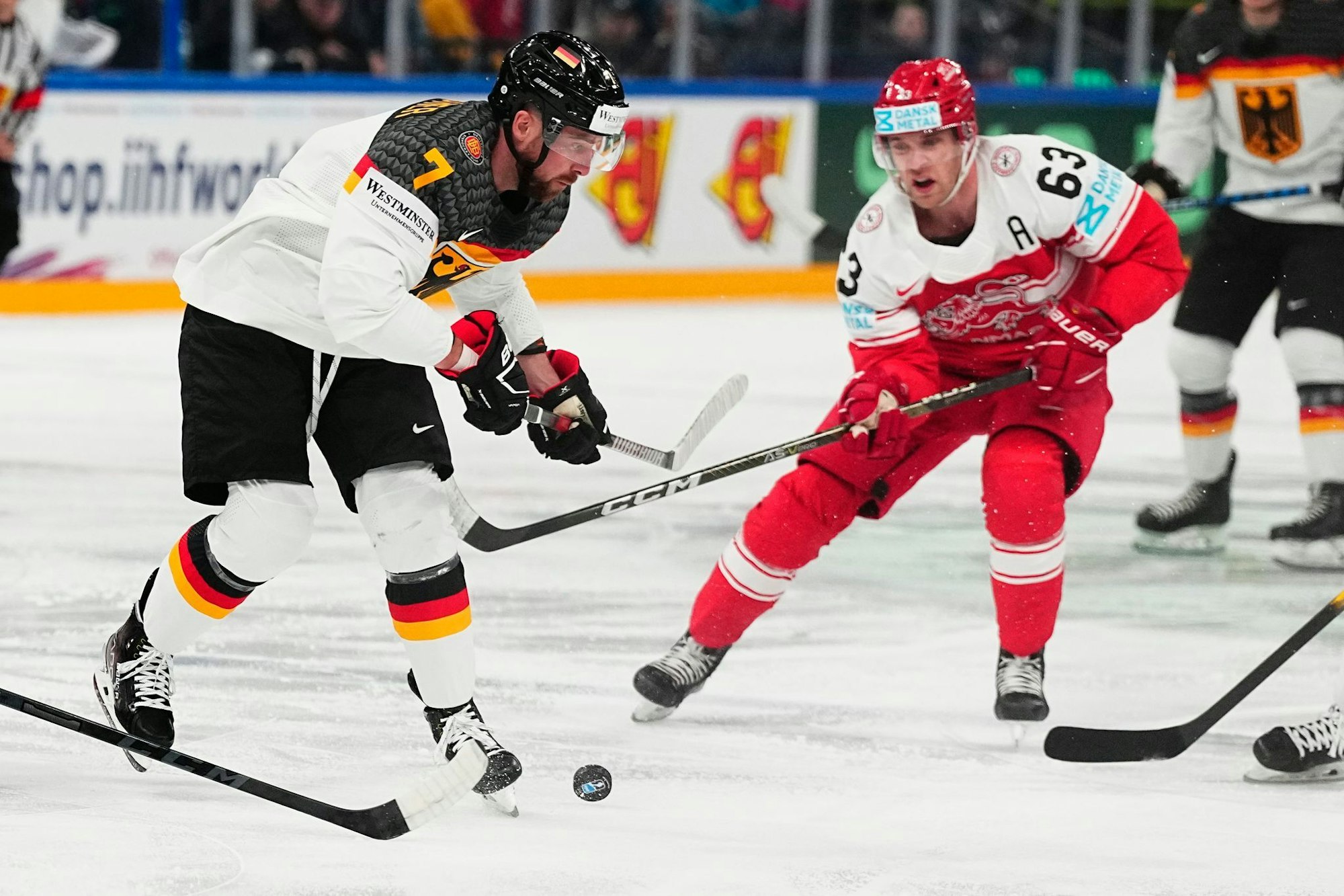 Spielt bald für die Kölner Haie: der dänische Nationalspieler Patrick Russell (rechts), hier jüngst bei der WM im Duell mit Deutschlands Maximilian Kastner.