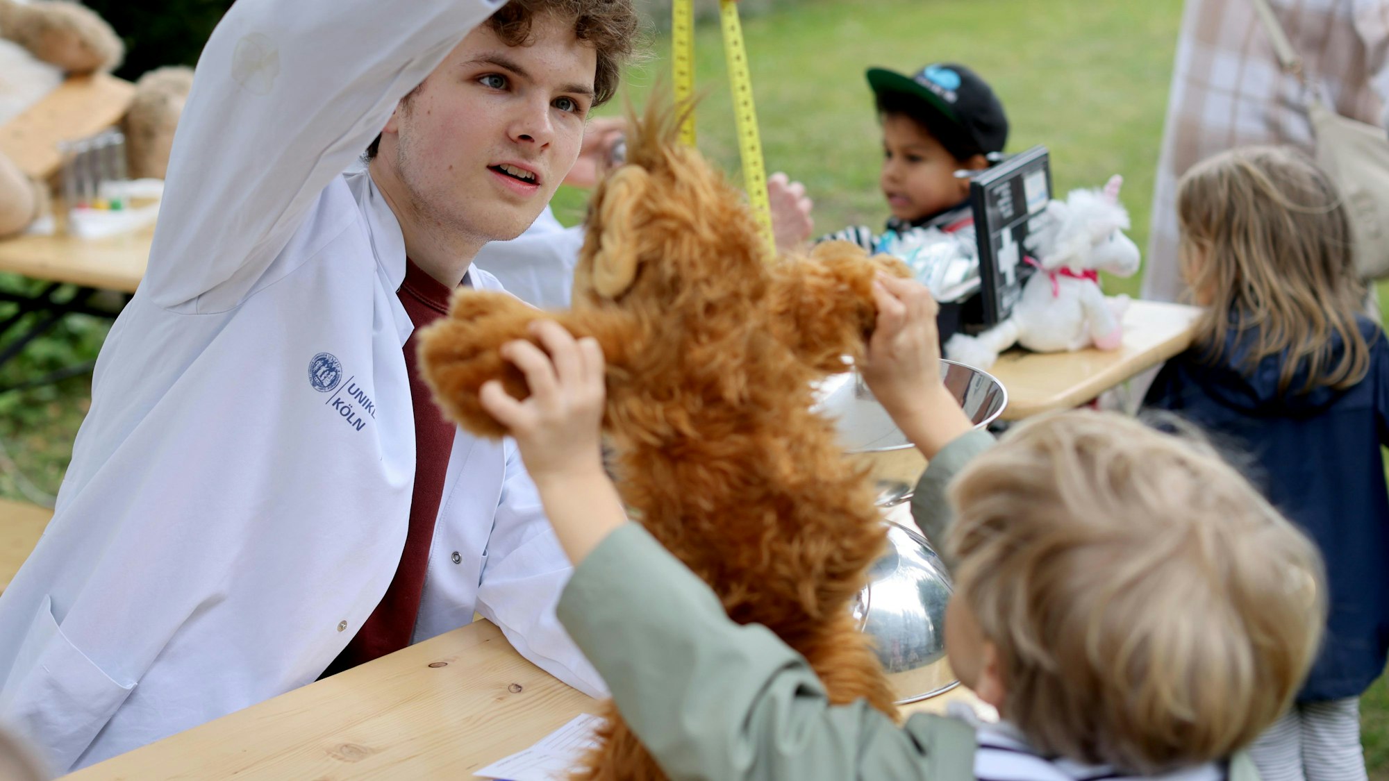 Dieses Kuscheltier wird gerade genaustens vermessen: Der Besuch im Kinderkrankenhaus startet mit einer genauen Anamnese.