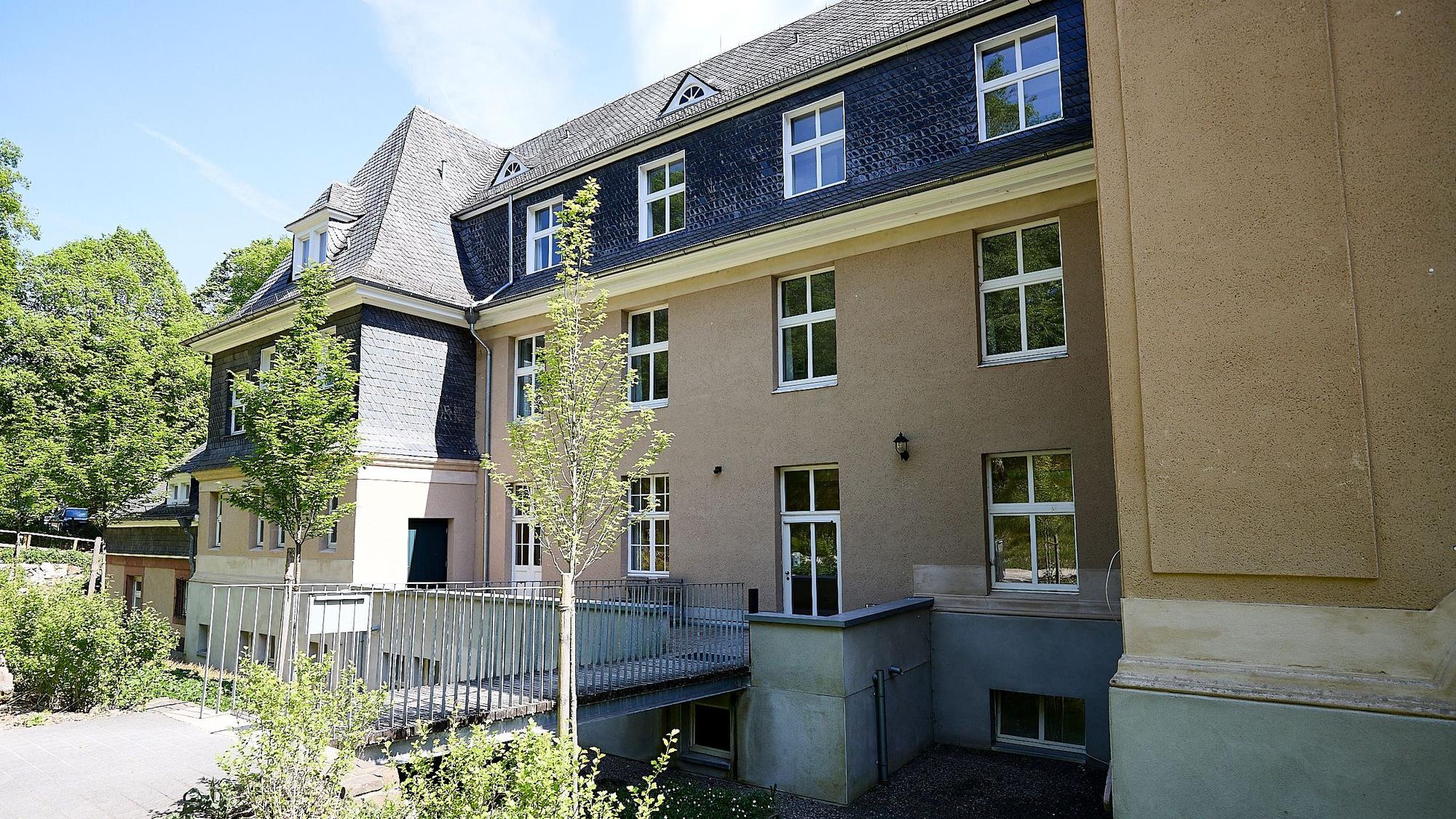 Auf der Rückseite des ehemaligen Klosters in Nettersheim ist ein Eingang. An dieser Stelle soll ein Anbau entstehen.