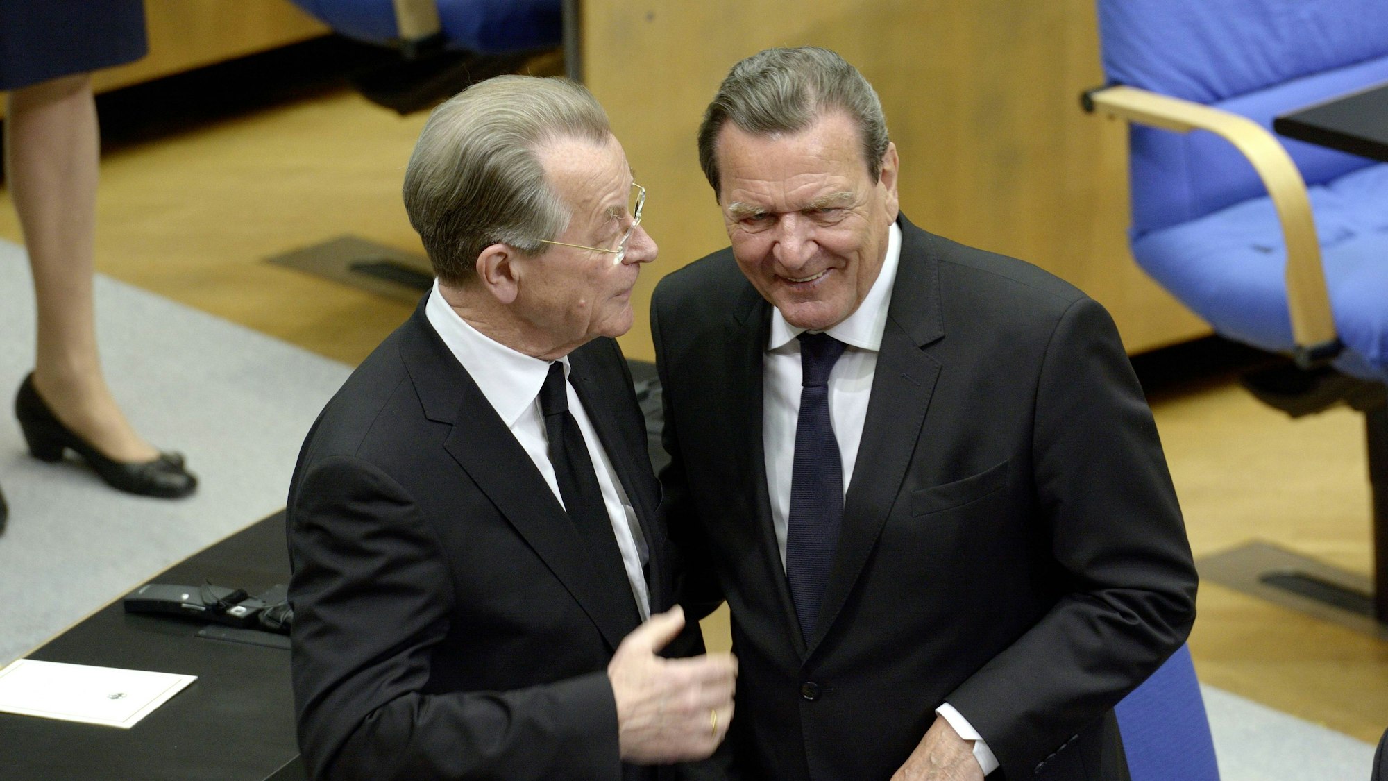 Franz Müntefering und Gerhard Schröder unterhalten sich.