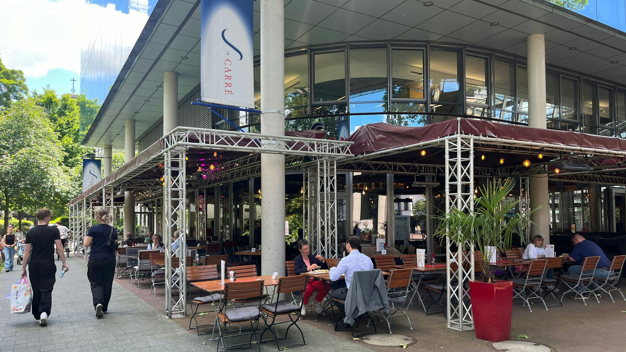 Augustin Bagaric betreibt seit zehn Jahren das Sion im S-Carré. Er bietet deutsche und internationale Küche an.